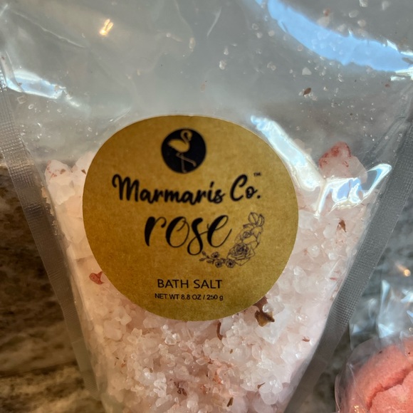 NEW Marmaris Rose 3-piece set 2.1 oz candle in tin, 8.8 oz bath salts & bathbomb - Picture 3 of 4